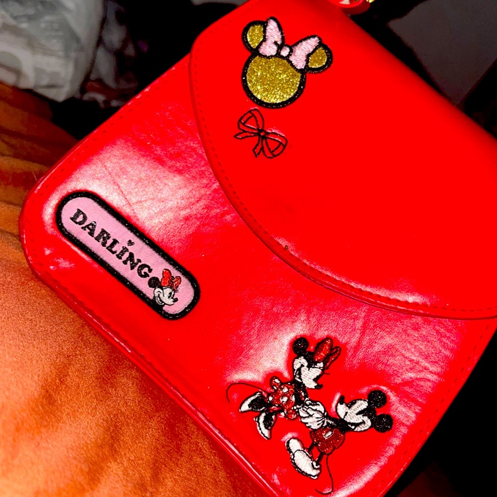I’m selling a red Minnie mouse purse.